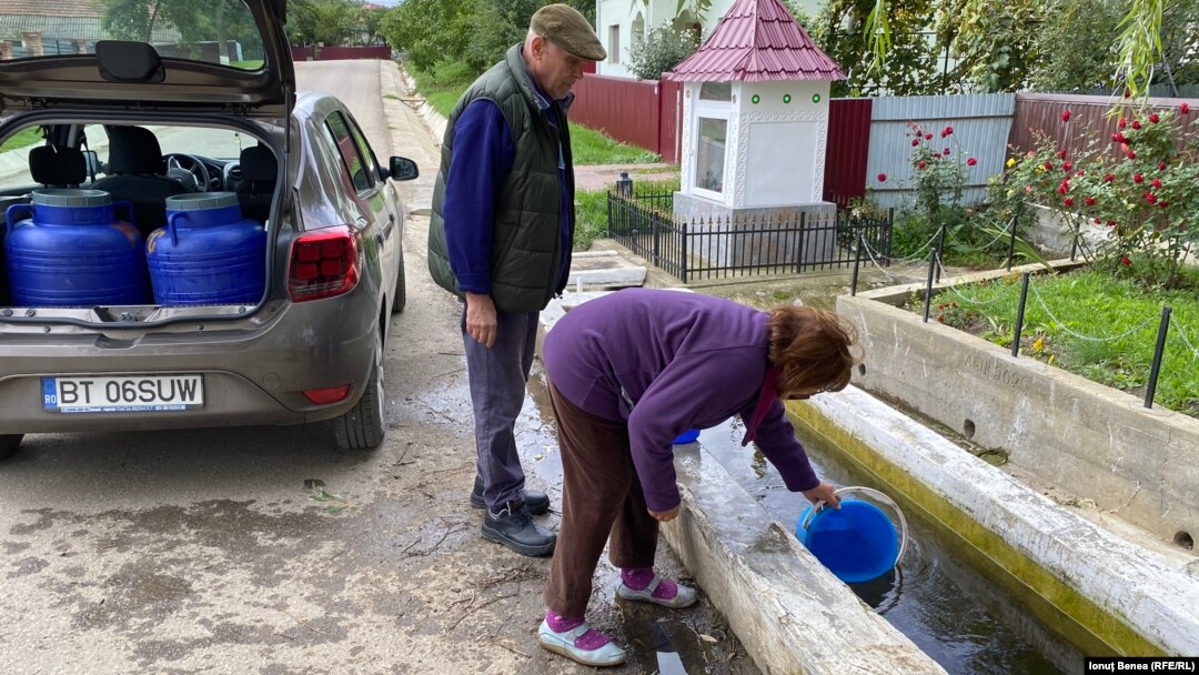 Familia Popescu din comuna Frumușica are în gospodărie țeava de apă trasă, însă cu toate acestea e nevoită să meargă din când în când pentru a lua apă de la cișmea. 