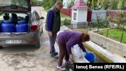 Familia Popescu din comuna Frumușica are în gospodărie țeava de apă trasă, însă cu toate acestea e nevoită să meargă din când în când pentru a lua apă de la cișmea. 