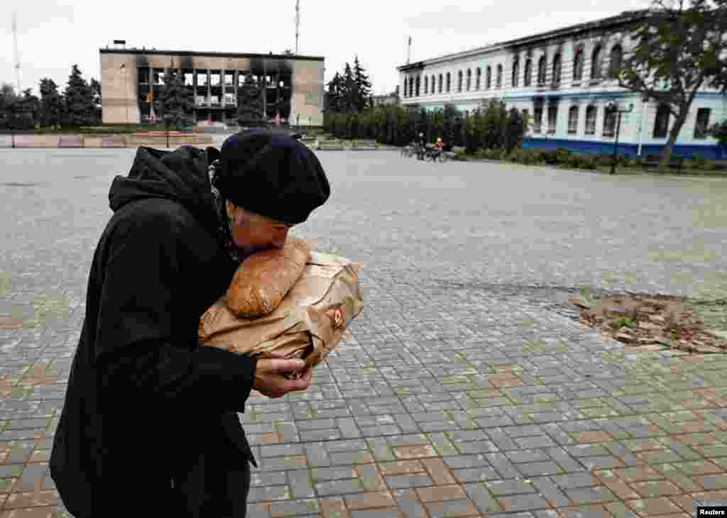 Without electricity or gas for ovens, Izyum residents are grateful for fresh bread delivered by volunteers.