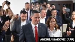 Денис Бечирович от Социалдемократическата партия пристига за обръщение пред медиите и поддръжниците в Сараево след края на изборите в Босна и Херцеговина на 2 октомври.