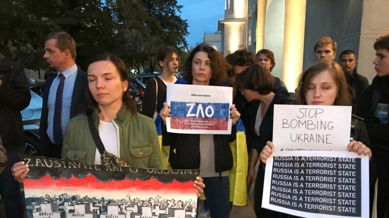 Protest kod ambasade Rusije u Beogradu zbog bombardovanja Ukrajine 