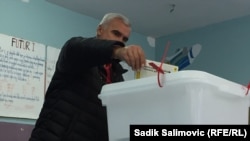 Një person duke votuar në një qendër votimi në Srebrenicë për zgjedhjet e përgjithshme të Bosnjë e Hercegovinës. 2 tetor 2022.