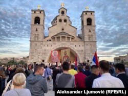 Pristalice i vjernici SPC ispred Hrama Hristovog vaskrsenja u Podgorici, 7. oktobar 2022.