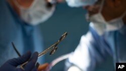 Instrumente chirurgicale folosite în intervențiile de transplant. 