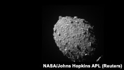 Asteroid Dimorphos kako ga je zabilježila svemirska letjelica Dart 11 sekundi prije udara, 26. septembar 2022.