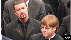 Джордж Майкъл и Елтън Джон на погребението на принцеса Даяна