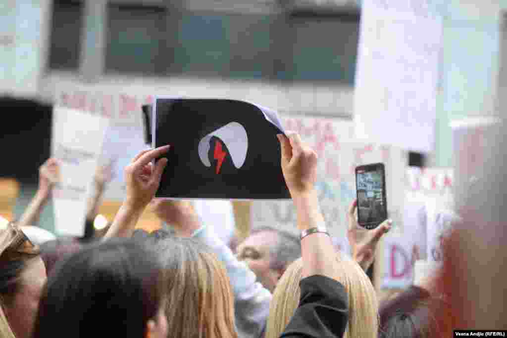 Jedan od transparenata sa protesta ispred "Informera" u Beogradu.