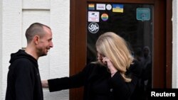 Președinta Slovaciei, Zuzana Čaputová, îl îmbrățișează pe proprietarul barului gay unde au fost uciși doi tineri.