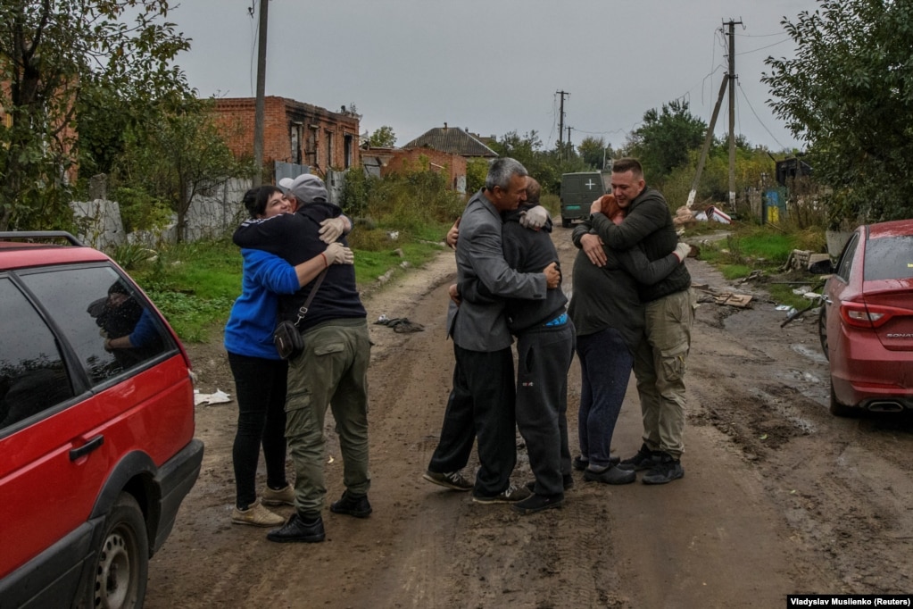 Fqinjët duke u përqafuar me njëri-tjetrin, pas kthimit në fshatin e çliruar të Kamjankës, në rajonin e Harkivit, më 2 tetor.