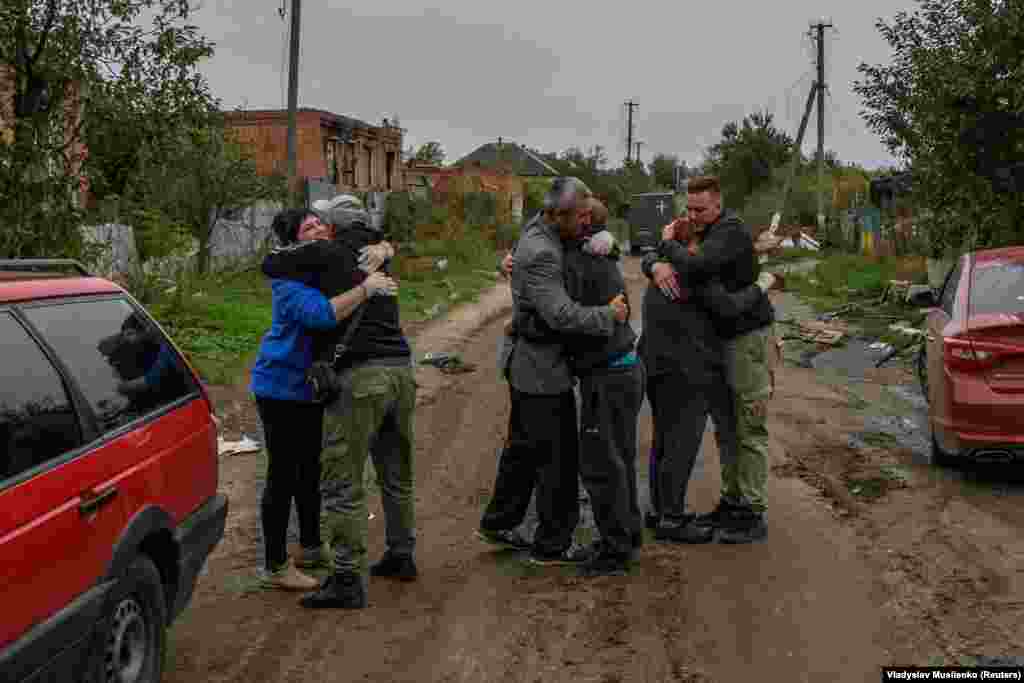 Соседи обнимаются по возвращении в освобожденную от российских оккупантов Каменку. Харьковская область. 2 октября 2022 года