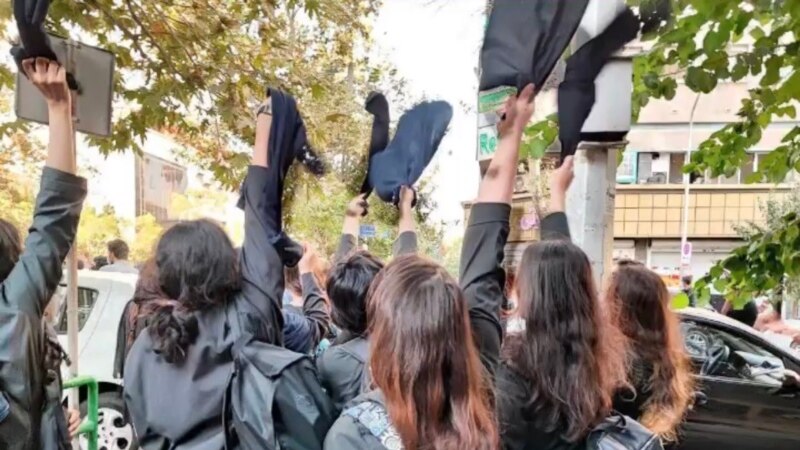 Nxënëset iraniane e përzënë nga shkolla zyrtarin qeveritar  