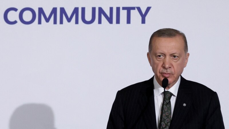 Erdogan paralajmëron referendum për shaminë e kokës