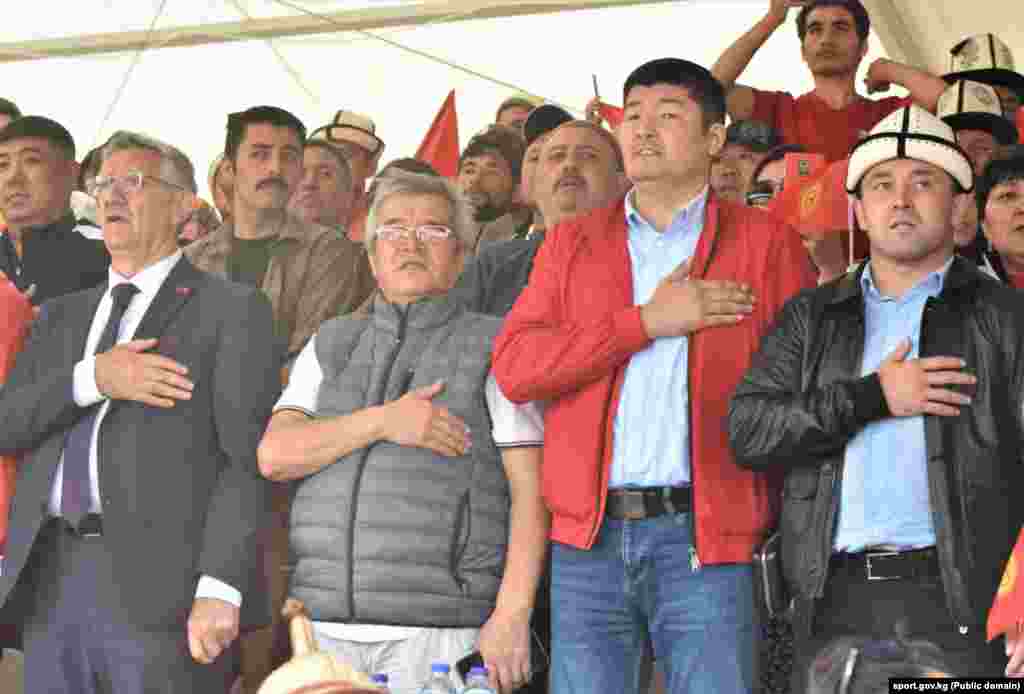 Кыргызстандын спорт ышкыбоздору гимн ырдап жатышат.