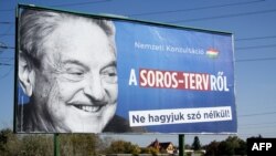 A Soros Györgyöt bíráló kormányzati propagandakampány keretében kirakott plakátok egyike Magyarországon