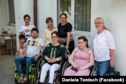 Președintele Consiliului Național al Dizabilității, Daniela Tontsch (în bluză verde) este absolventă de Jurnalism și membră în Consiliul Economic și Social.