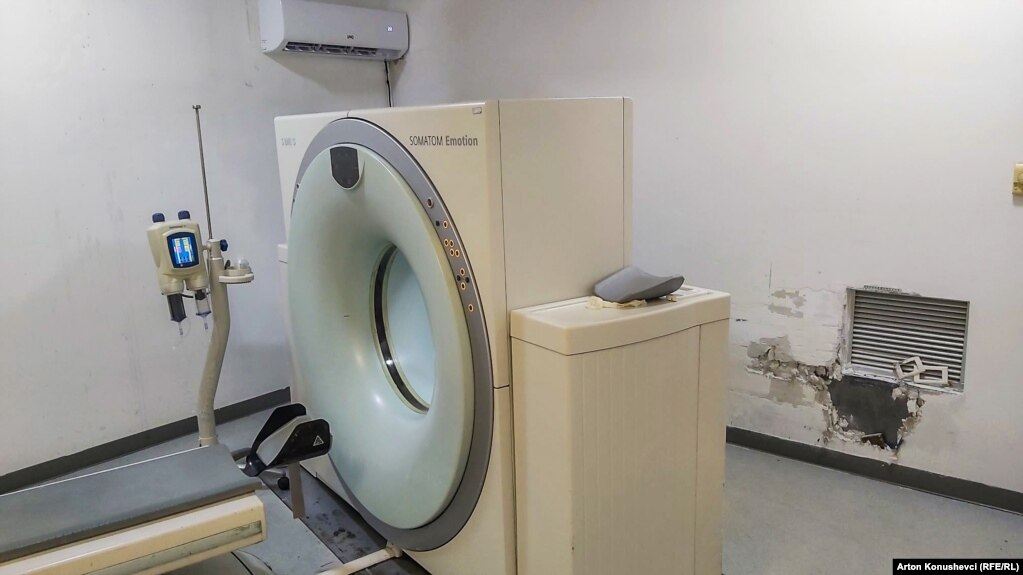 Pajisje rëntgeni në Repartin e Radiologjisë në spitalin e përgjithshëm në Pejë. Dhoma ku është e vendosur kjo pajisje, shihet e dëmtuar.