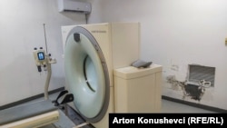 Pajisje rëntgeni në Repartin e Radiologjisë në spitalin e përgjithshëm në Pejë. Dhoma ku është e vendosur kjo pajisje, shihet e dëmtuar.