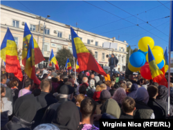 Președintele raionului Orhei, Dinu Țurcanu le vorbește protestatarilor de pe o scenă improvizată la intersecția străzilor Mitropolit Bănulescu-Bodoni cu Ștefan cel Mare și Sfânt.