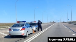 Патрули на трассе "Таврида" на въезде в Керчь после взрыва на Керченском мосту, Крым, 8 октября 2022 года
