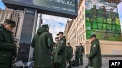 Ruski vojnici čekaju na ukrcavanje na željezničkom terminalu, Moskva, 16. oktobar 2022.