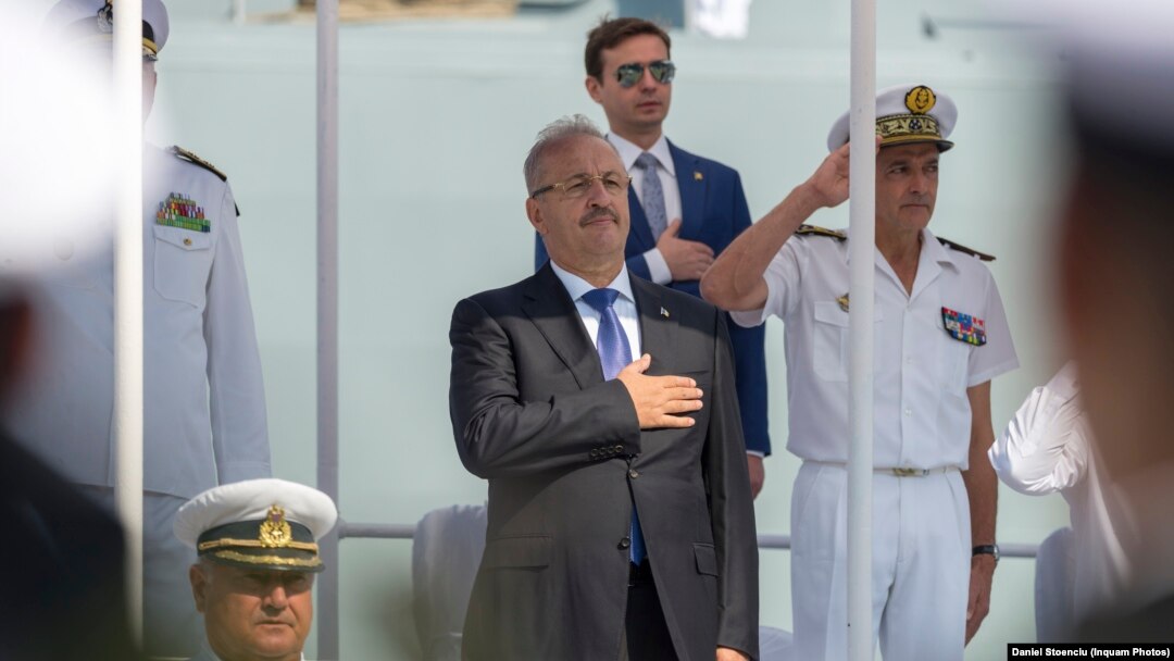 Președintele Iohannis i-a sugerat ministrului Apărării să citească mai des revista presei, după declarațiile acestuia despre variante de ajungere la pace în războiul de agresiune declanșat de Vladimir Putin în Ucraina. În imagine, Vasile Dîncu la Ziua Marinei, 15 august 2022