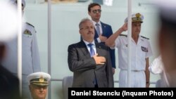 Președintele Iohannis i-a sugerat ministrului Apărării să citească mai des revista presei, după declarațiile acestuia despre variante de ajungere la pace în războiul de agresiune declanșat de Vladimir Putin în Ucraina. În imagine, Vasile Dîncu la Ziua Marinei, 15 august 2022