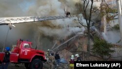 Pompierii intervin să stingă incendiile izbucnite luni dimineață în urma atacurilor cu drone din centrul Kievului. 