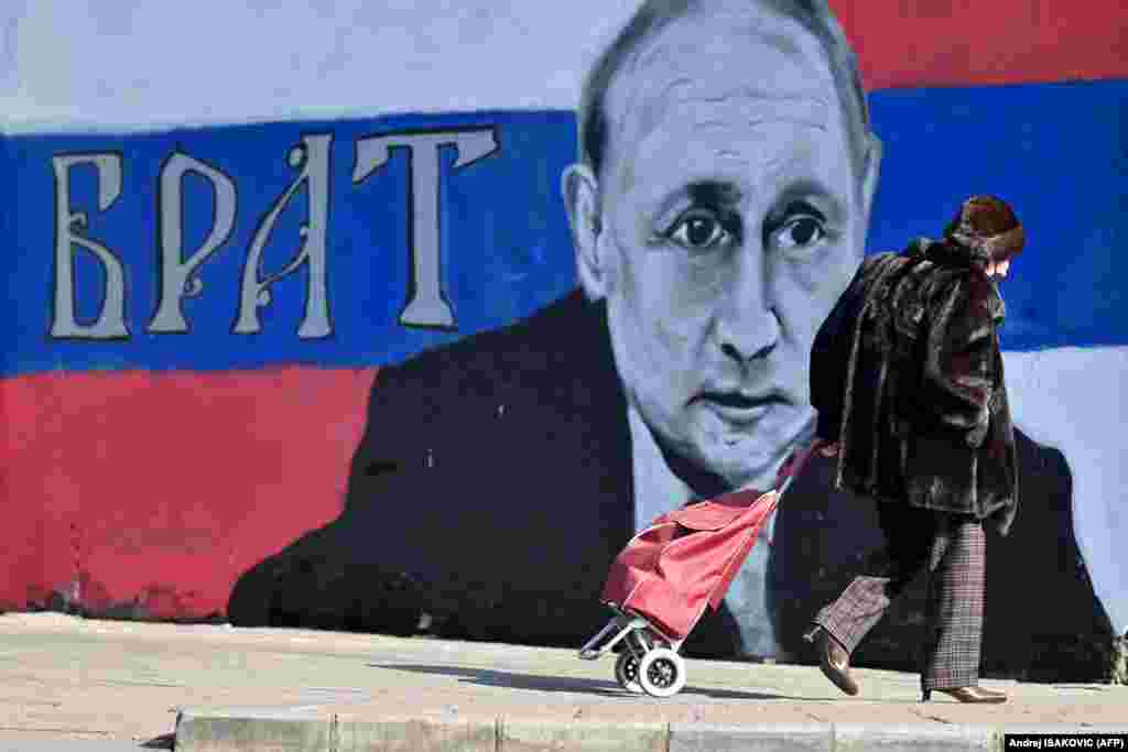 Ez a falfestmény Belgrád belvárosának egyik utcasarkán jelent meg, nem sokkal azután, hogy Oroszország február 24-én megtámadta Ukrajnát. A kép Vlagyimir Putyin orosz elnököt ábrázolja az orosz és a szerb zászló színei között, a szerb &quot;testvér&quot; szó mellett. A fotó március 5-én készült