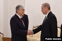 Қазақстан басшысы Қасым-Жомарт Тоқаев және Түркия президенті Режеп Ердоған Азиядағы өзара ықпалдастық саммиті үзілісі кезінде. Астана, 13 қазан 2022 жыл.