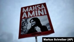 Плакат із фотографією Махси Аміні на протесті проти політики Ірану в Німеччині, 28 вересня