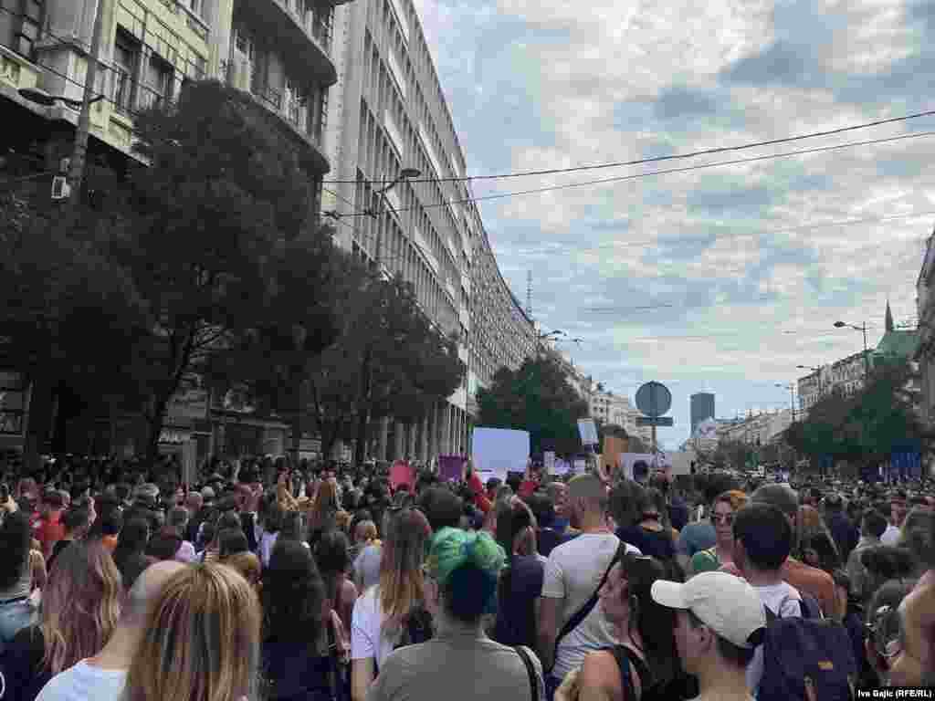 Protest je okupio više stotina građanki i građana, koji su uzvikivali &quot;Ženska revolucija&quot; i &quot;Stop nasilju&quot;.