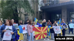 Здружението на Украинци во земјава, „Лејса Украинка“ попладнево протестираше пред амбасадата на Руската Федерација во Скопје во знак на револт по денешните руски ракетни напади врз неколку локации во Украина.