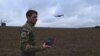 Instructorul Ilya Trokhin prezintă comenzile unei aeronave fără pilot la școala de drone Kruk din Kiev.