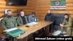 Ахмед Закаев (второй слева) и Рустам Ажиев (в центре), октябрь 2022 года