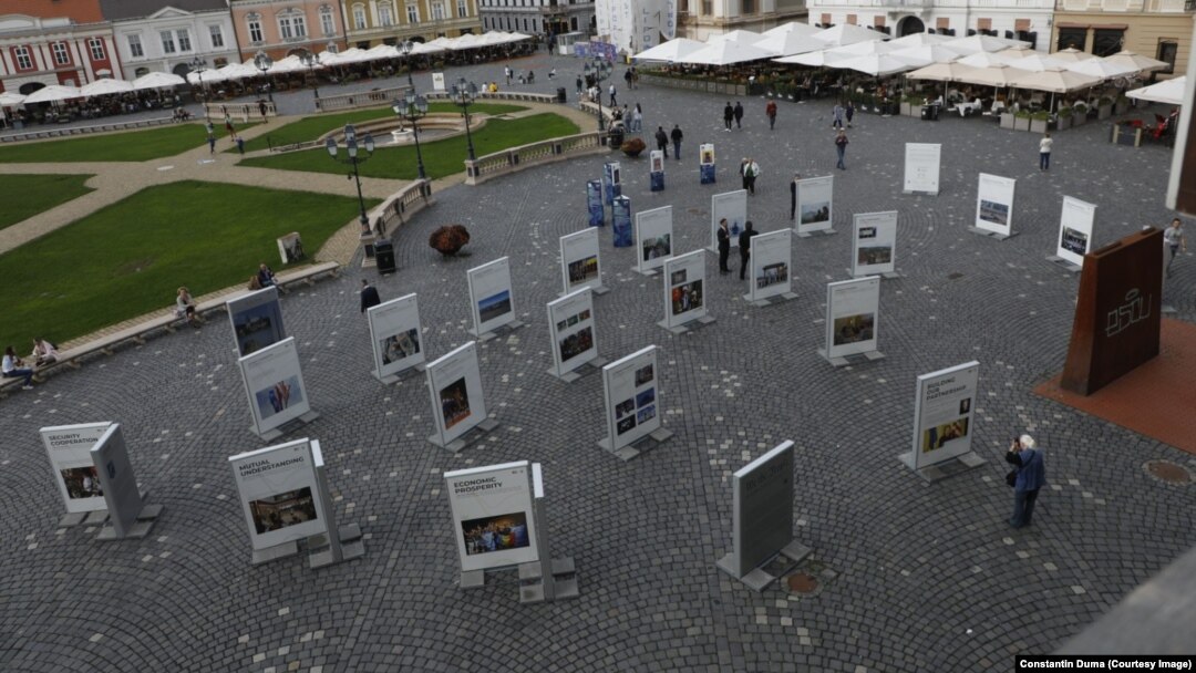 La 25 de ani de Parteneriat Strategic, expoziția „Noi, Poporul/We People” a ajuns la Timișoara. Expoziția aniversară a fost amplasată în Piața Unirii, în fața Muzeului Național de Artă.