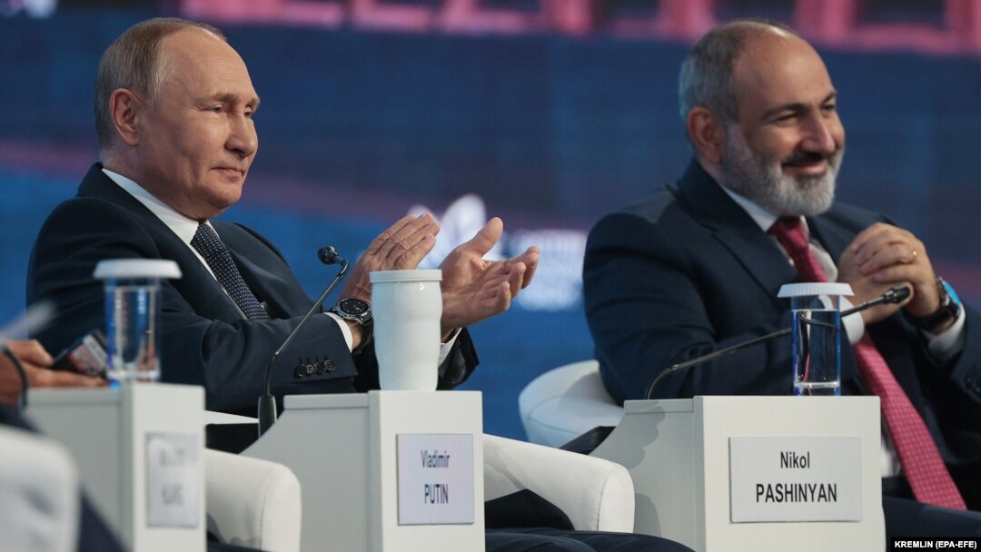 Russian President Vladimir Putin (left) and Armenian Prime Minister Nikol Pashinian attend the 2022 Eastern Economic Forum in Vladivostok on September 7.