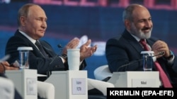 Russian President Vladimir Putin (left) and Armenian Prime Minister Nikol Pashinian attend the 2022 Eastern Economic Forum in Vladivostok on September 7.