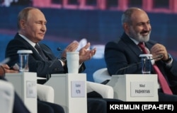 Президент России Владимир Путин (слева) и премьер-министр Армении Никол Пашинян участвуют в пленарном заседании Восточного экономического форума (ВЭФ) 2022 года во Владивостоке, Россия, 7 сентября 2022 года