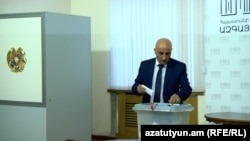 Armenia - Vahagn Hovakimian casts his ballot in parliament during the election of chairman of the Central Electoral Commission, October 7, 2022