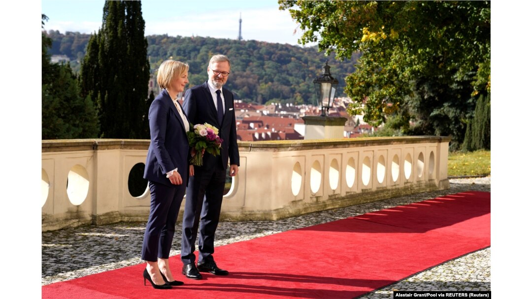 Premierul Marii Britanii, Liz Truss, alături de omologul ei ceh, Petr Fiala, în timpul reuniunii liderilor de stat de la Praga, pe 6 octombrie 2022.