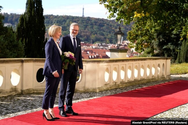 Kryeministrja britanike, Liz Truss, me kryeministrin çek, Petr Fiala, në Pragë, më 6 tetor 2022.
