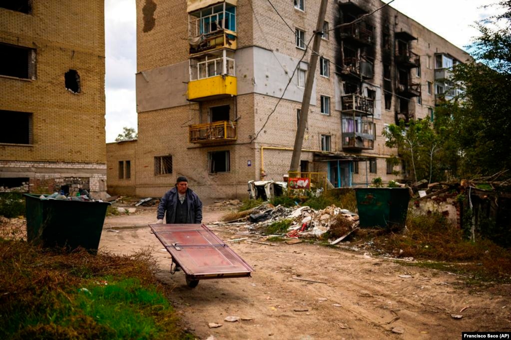 Shumë banorë më të moshuar kanë qëndruar në shtëpitë e tyre gjatë luftës, pavarësisht thirrjeve nga qeveria ukrainase që ata të zhvendoseshin në ndonjë vend më të sigurt – një opsion që shumë njerëz në Izjum e patën vetëm përkohësisht në pranverë, para se qyteti të okupohej. Mykola, 62-vjeçar, shihet në këtë foto duke bartur një derë me një karrocë, për të riparuar shtëpinë e tij. Pa rrymë apo gaz, banorët duhet të përgatiten për dimrin e afërt.
