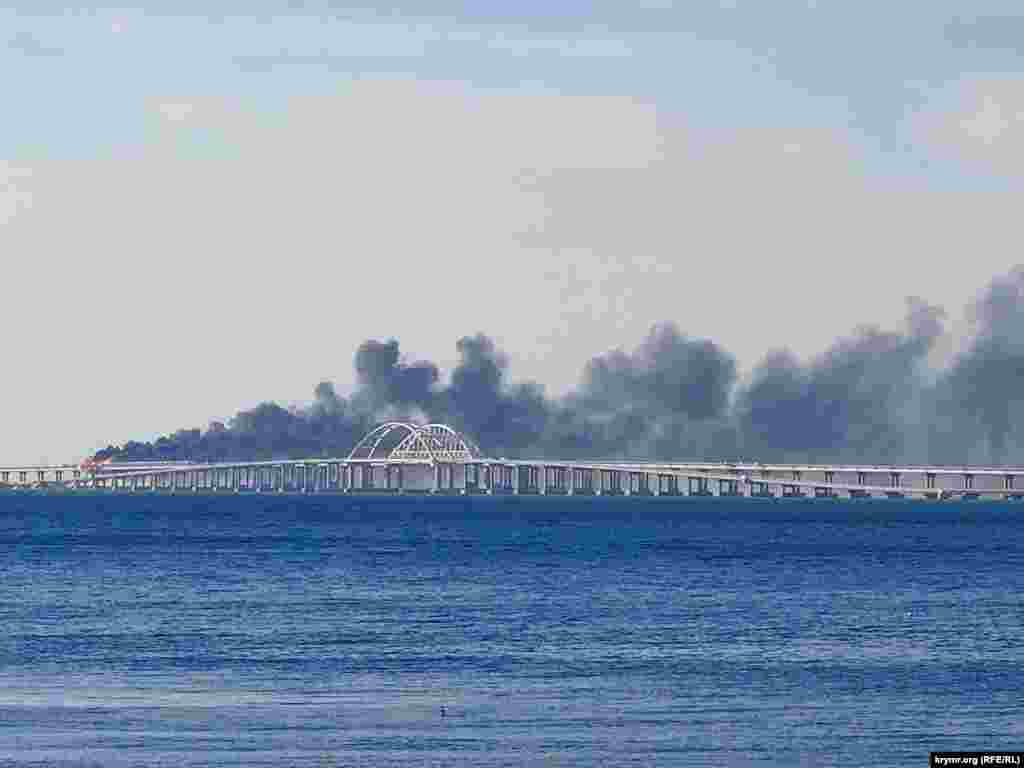 Мост через Керченский пролив, соединяющий Россию с аннексированным Крымом, был введён в эксплуатацию в 2019 году. Его протяжённость - почти 19 километров, приблизительная стоимость строительства - около 250 миллиардов рублей.