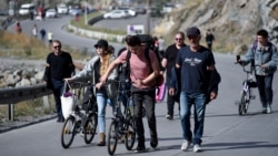Cetățeni ruși trec granița dintre Rusia și Georgia, la punctul de frontieră Kazbegi – Verhni Lars, în valea Larsi. (Fotografie ilustrativă)