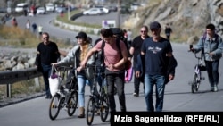 Cetățeni ruși trec granița dintre Rusia și Georgia, la punctul de frontieră Kazbegi – Verhni Lars, în valea Larsi. (Fotografie ilustrativă)