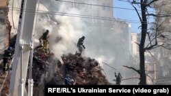 Оштетен објект од руски напад со дрон во Киев 
