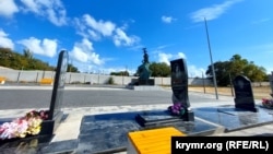 Мемориал погибшим при теракте студентам политехнического колледжа в Керчи на городском кладбище, Керчь, Крым, сентябрь 2022 года