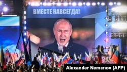 Украинанын төрт аймагын агрессивдүү аннексиялап алгандан кийин Кызыл аянтта өткөн концертте Владимир Путин сүйлөп жатат. 30-сентябрь, 2022-жыл.