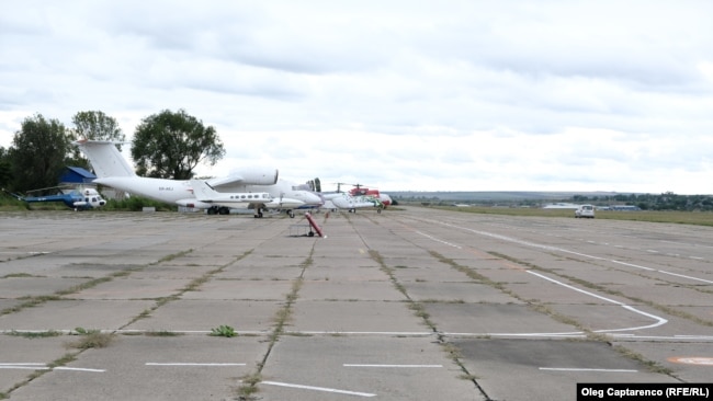 Pista de decolare/aterizare permite aterizarea aeronavelor grele, acesta fiind unul din punctele tari ale aeroportului Mărculești.