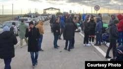 Russians wait to cross into Kazakhstan at the Zhanibek border crossing on Septembr 29. 